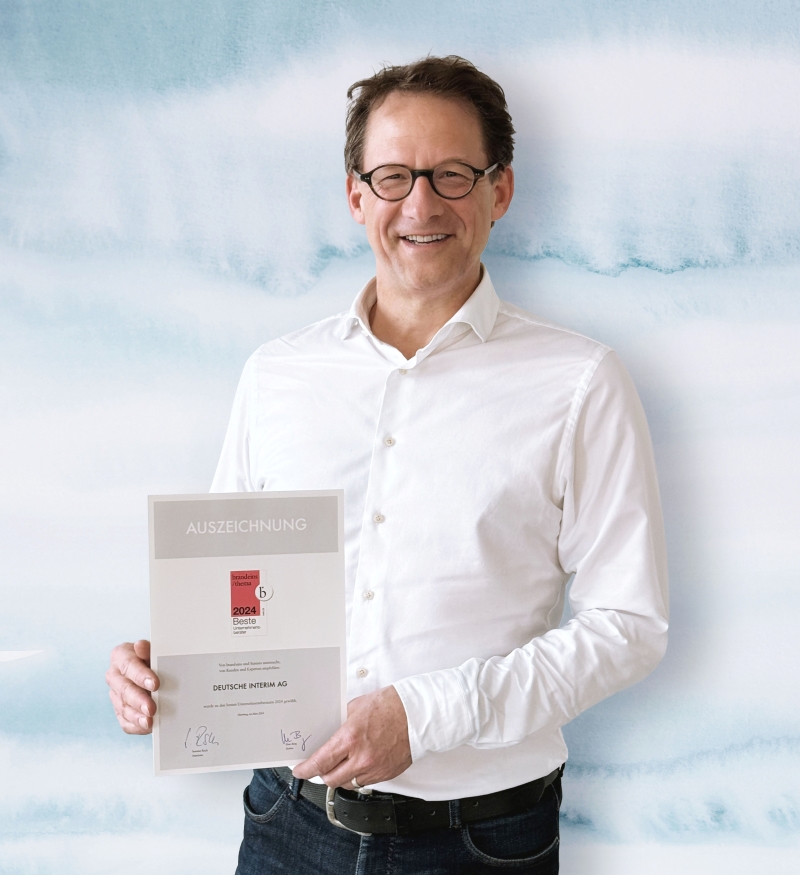 Tilo Ferrari, CEO Deutsche Interim AG, mit der brand eins-Auszeichnung.