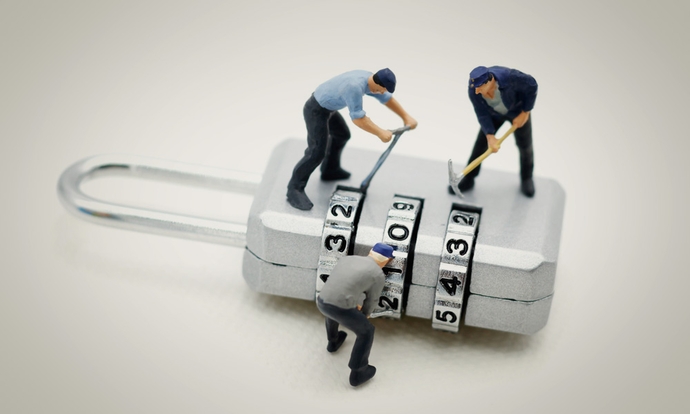 Change Management: Das Bild zeigt Figuren, die versuchen, ein Zahlenschloss zu knacken.
