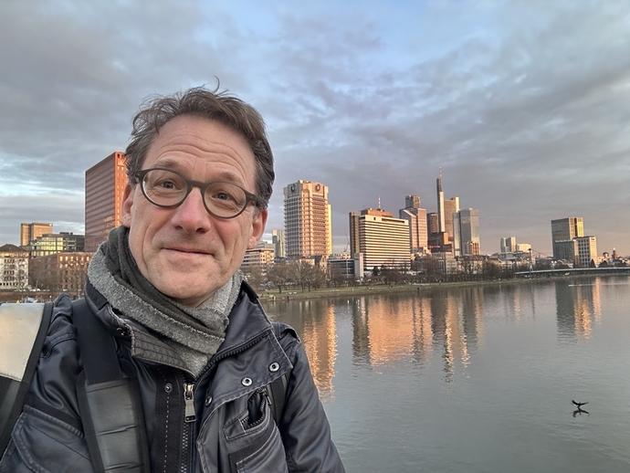 Das Bild zeigt Tilo Ferrari auf einer Brücke in Frankfurt am Main. 