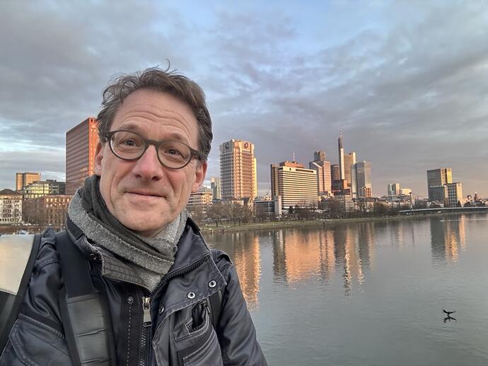 The picture shows Tilo Ferrari on a bridge in Frankfurt am Main.