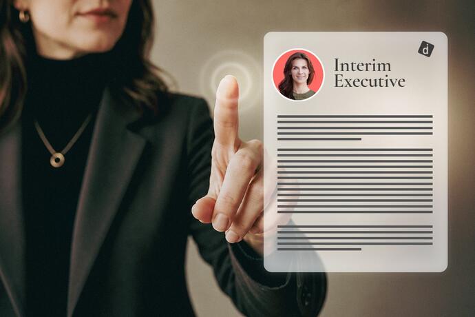 Das Bild zeigt eine Frau, die ein Managerprofil anklickt