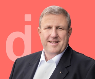 Das Bild zeigt einen C-Level-Experten für IT, OT und Data Analytics.