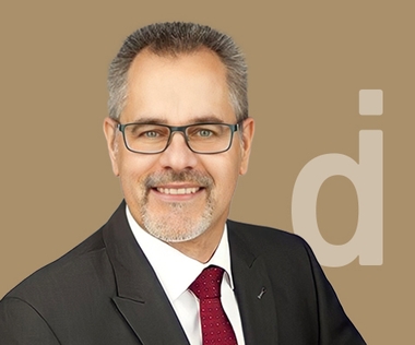Branchenübergreifend tätiger Finanzexperte 