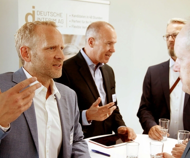 Das Team der Deutschen Interim AG im Gespräch bei einem DDIM-Regionaltreffen.