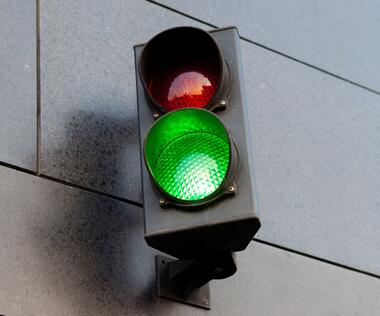 Solving business challenges with interim management: The picture shows a green traffic light.