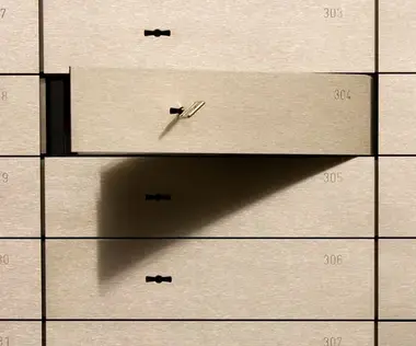 Interim Management Finance: The picture shows an open bank safe deposit box.