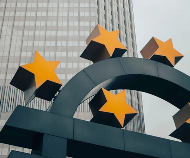 Interim Management Finance: The picture shows the Euro sculpture on Willy-Brandt-Platz in Frankfurt am Main