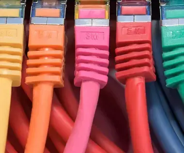 Interim Management IT: The picture shows cables in different colors that are connected.