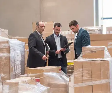 Interim sales management: The picture shows sales managers between parcels in a dispatch warehouse.