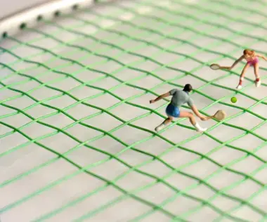 Planning coaching correctly: The picture shows figures playing tennis on a tennis racket.