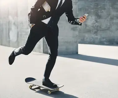 Interim management: The picture shows a businessman on a skateboard.