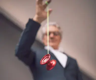 Interim Management Corporate management: The picture shows a businessman with a yoyo