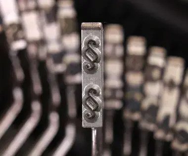 Interim Management Legal: The picture shows the key lever of a typewriter with the paragraph symbol.