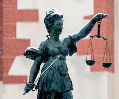 Interim Management Legal: The picture shows a sculpture of Justitia, goddess of justice.