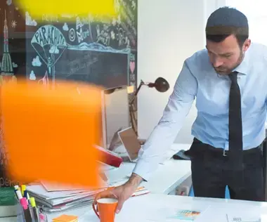 Interim Management Marketing: The picture shows a marketing manager at work.