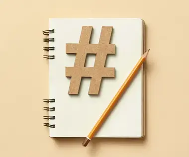 Interim Management Marketing: Das Bild zeigt ein Notizbuch, worauf ein Hashtag und ein Bleistift liegen.