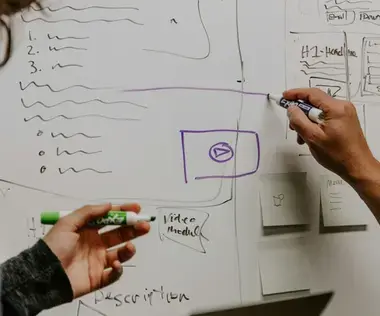 Interim management: The picture shows a labeled whiteboard on which ideas are collected.