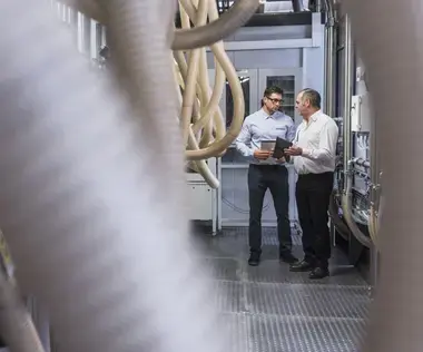 Interim Management Operations: The picture shows two Operations Managers in a production hall.