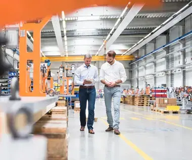 Interim Management Operations: The picture shows two operations managers in a warehouse.