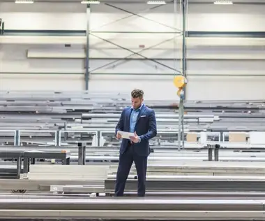 Interim Management Operations: The picture shows an Operations Manager in a production hall.