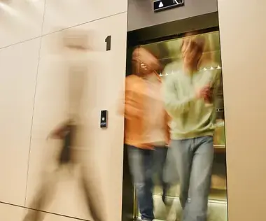 Interim Management Human Resources: The picture shows people leaving an elevator.