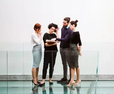Interim Management Human Resources: The picture shows a group of HR managers in conversation.