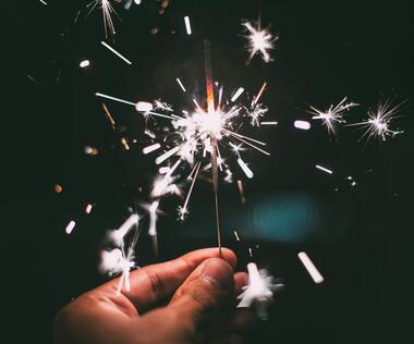 Interim Management: The picture shows a glowing sparkler.