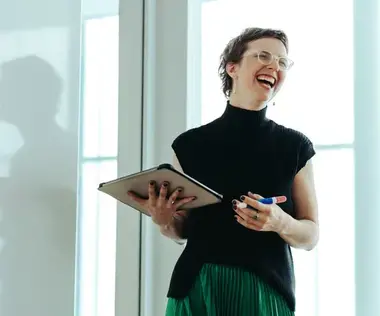 Interim Management Unternehmenskommunikation: Das Bild zeigt eine lachende Kommunikationsmanagerin.