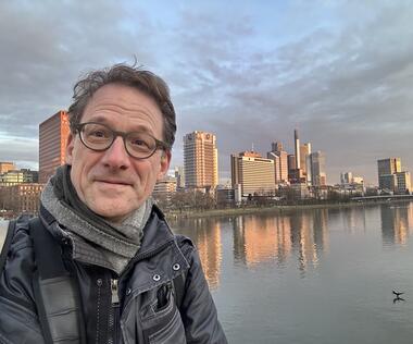 The picture shows Tilo Ferrari on a bridge in Frankfurt am Main.