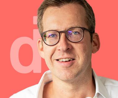 Erfahrener multidiszipliner Manager mit KI- und Marketing-Fokus für Transformation und Innovation