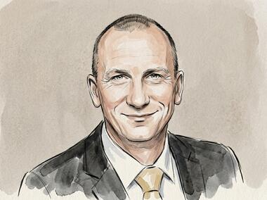 Geschäftsführender Manager steuert Transformationsprozesse und optimiert die Betriebseffizienz