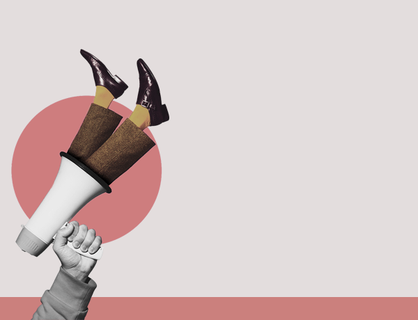 di-Marktplatz: Das Bild zeigt Beine, die aus einem Megafon herausragen.