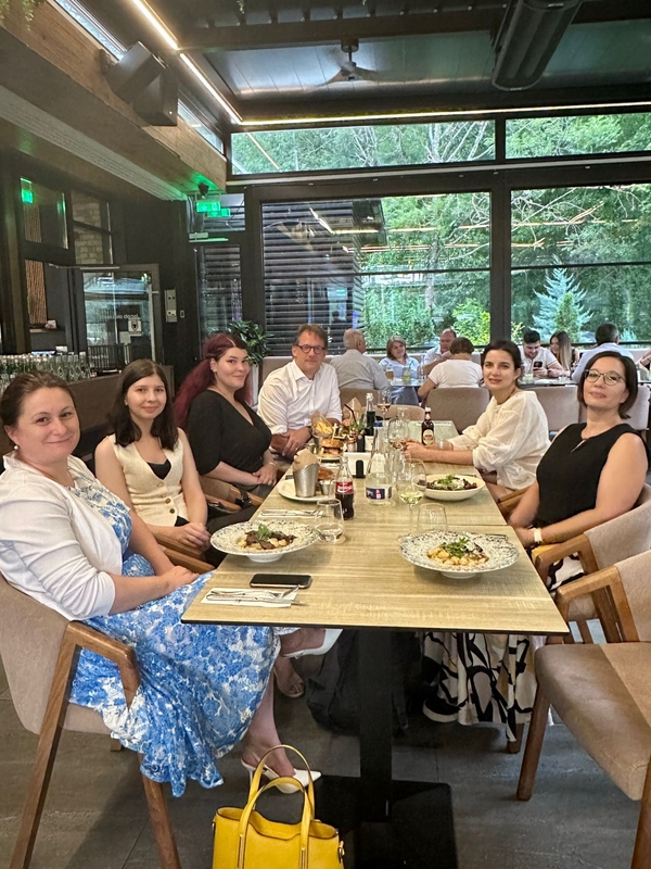 Das Bild zeigt Tilo Ferrari und das Team der Deutschen Interim AG in einem Restaurant.