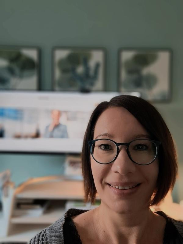 Hannah Winter-Ulrich freut sich über die neue Website der Deutschen Interim AG.