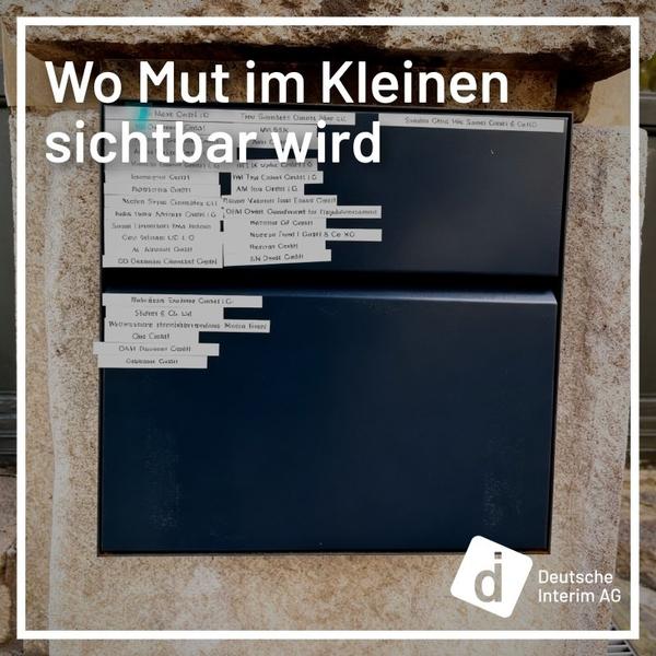 Das Bild zeigt einen Briefkasten mit vielen Firmenschildern darauf.