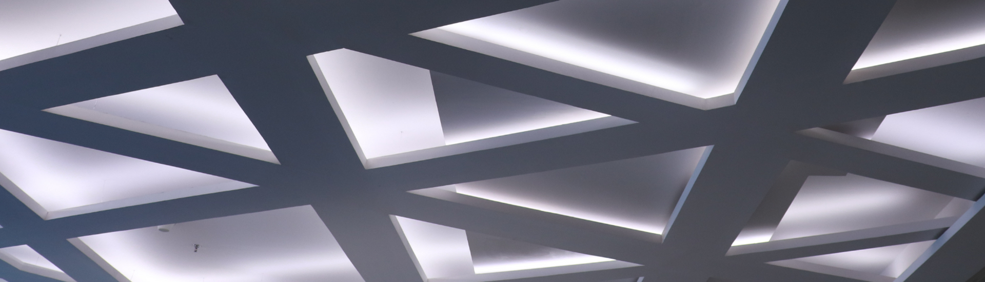 The picture shows an illuminated ceiling with a grid pattern.