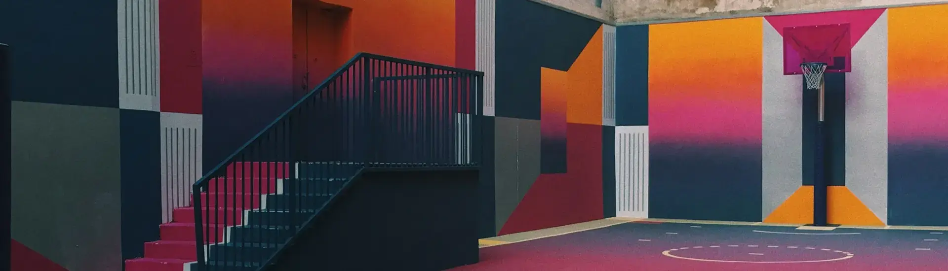 Interim Customer Experience Management: The picture shows a colorful basketball court in an office environment.