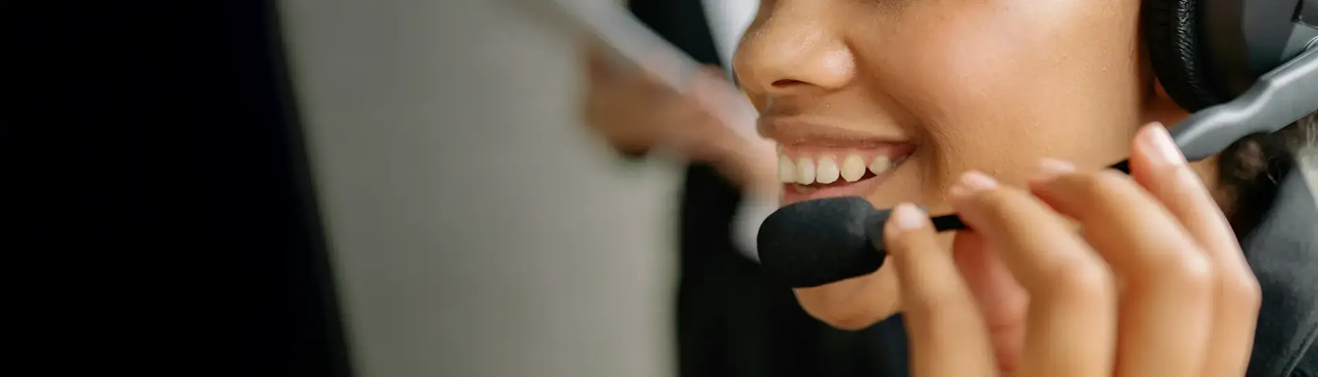 Interim management service industry: The picture shows a woman on the phone with a headset.