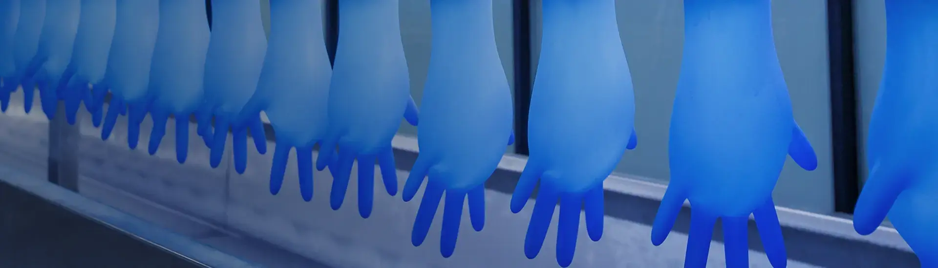 Interim management production: The picture shows gloves manufactured in series production.