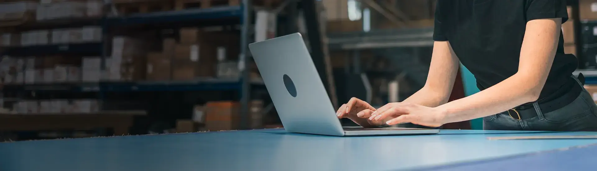 Interim Management Retail & E-Commerce: The picture shows a woman shopping online.