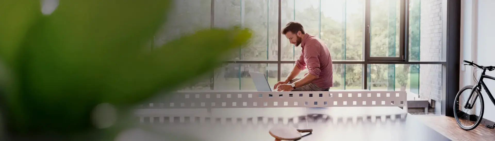 Interim innovation management: The picture shows an innovation manager in a light-flooded office.