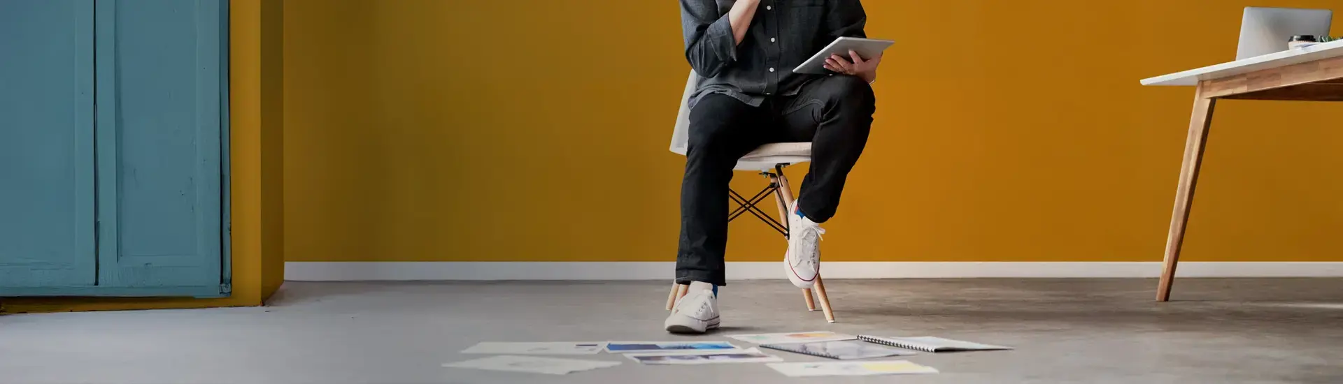Interim management marketing strategy: The picture shows the lower body of a marketing expert developing a marketing strategy.