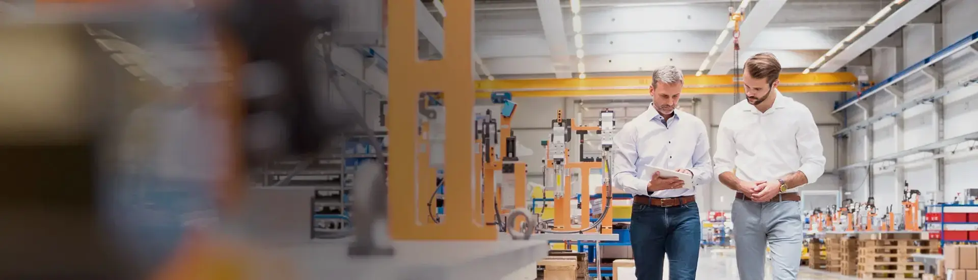 Interim Management Production: The picture shows two managers in a warehouse.