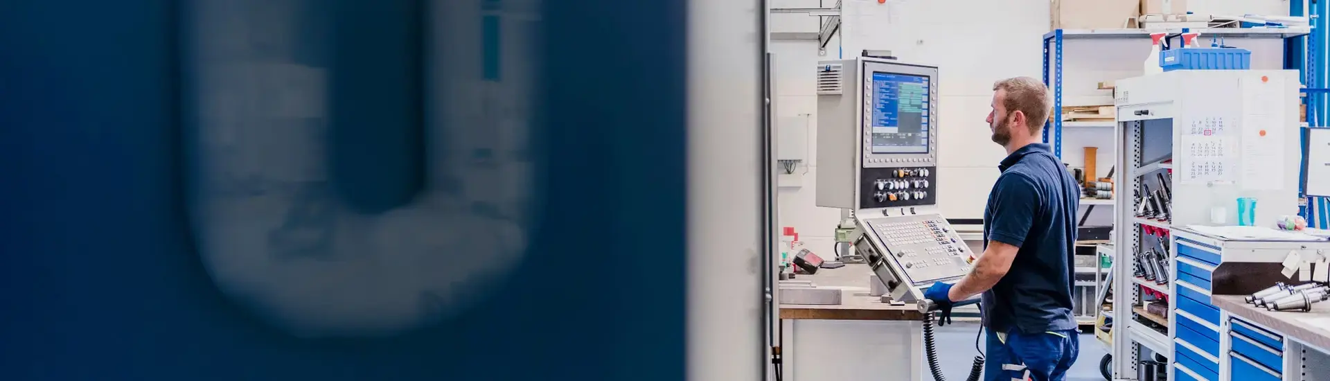 Interim quality management: The picture shows a quality manager in a test stand.