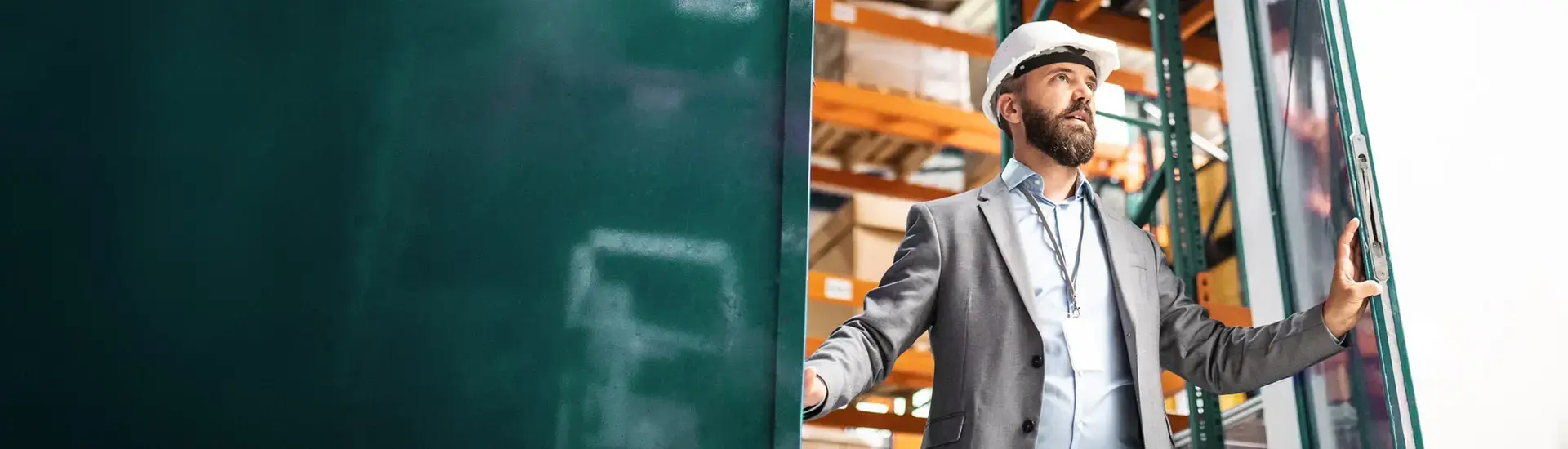 Interim Supply Chain Management: The picture shows a supply chain manager on a factory floor.