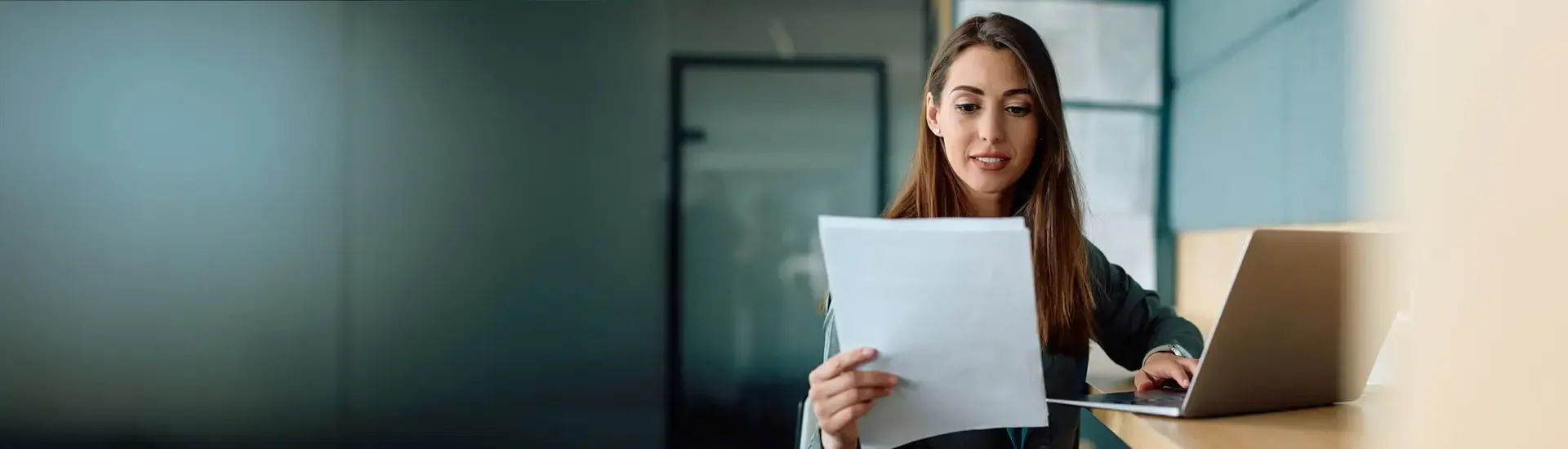 Interim contract management: The picture shows a young lawyer reading a contract.