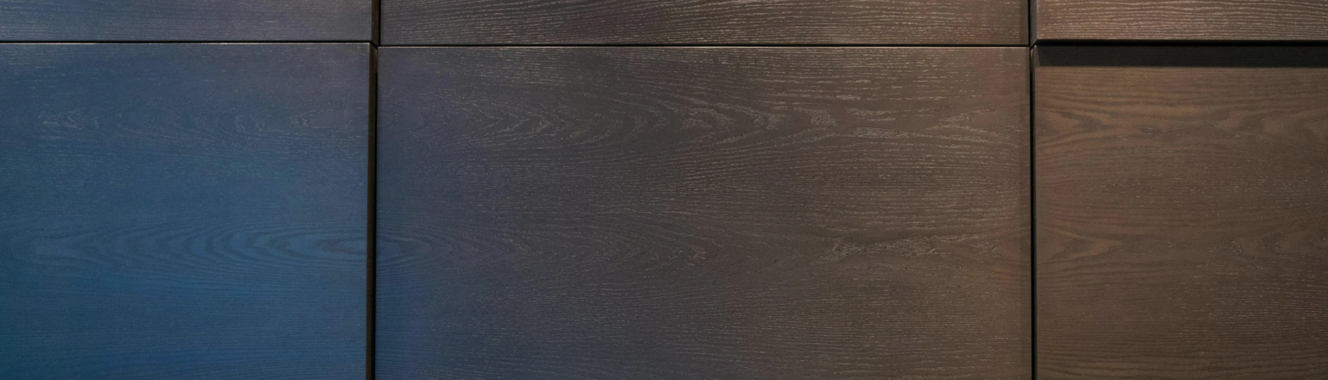 Interim Management Blog: The picture shows a blue-brown color gradient on a wooden surface.