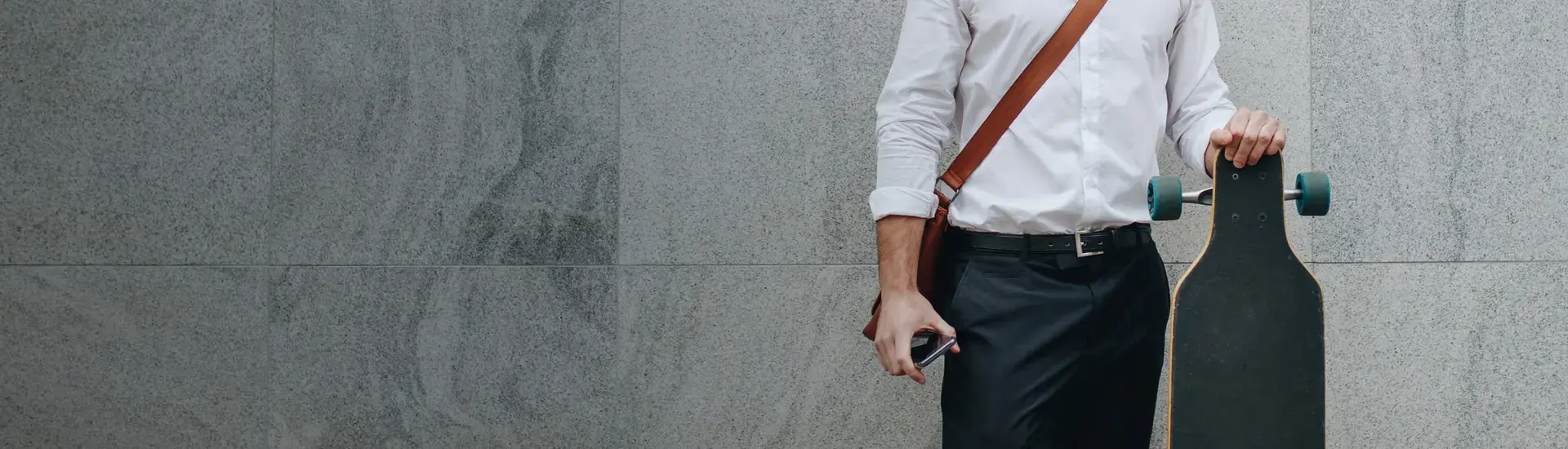 Interim Change Management: The picture shows an interim manager with a skateboard.