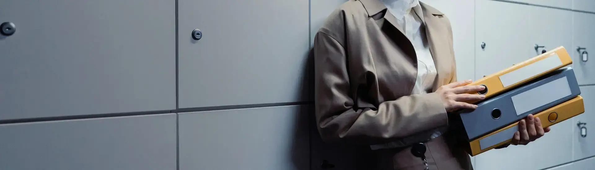 Interim Compliance Management: The picture shows an interim manager with folders in her hands.