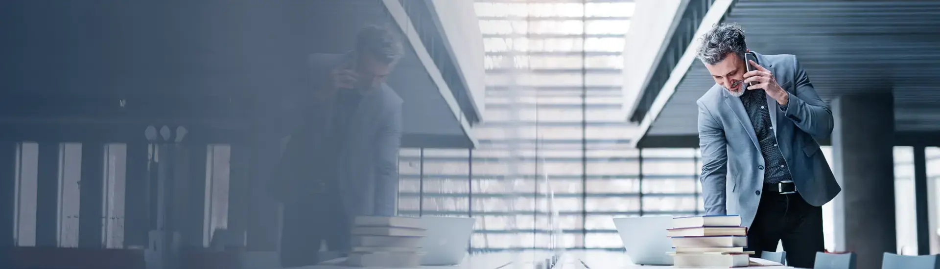 Interim Management Corporate Governance: The picture shows a corporate governance manager in a spacious office.